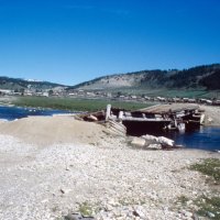 Die Brücke auf dem Weg nach Buguldejka, dahinter der Ort
